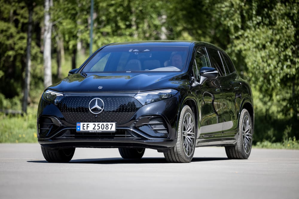 Svart Mercedes EQS SUV foran grønne busker
